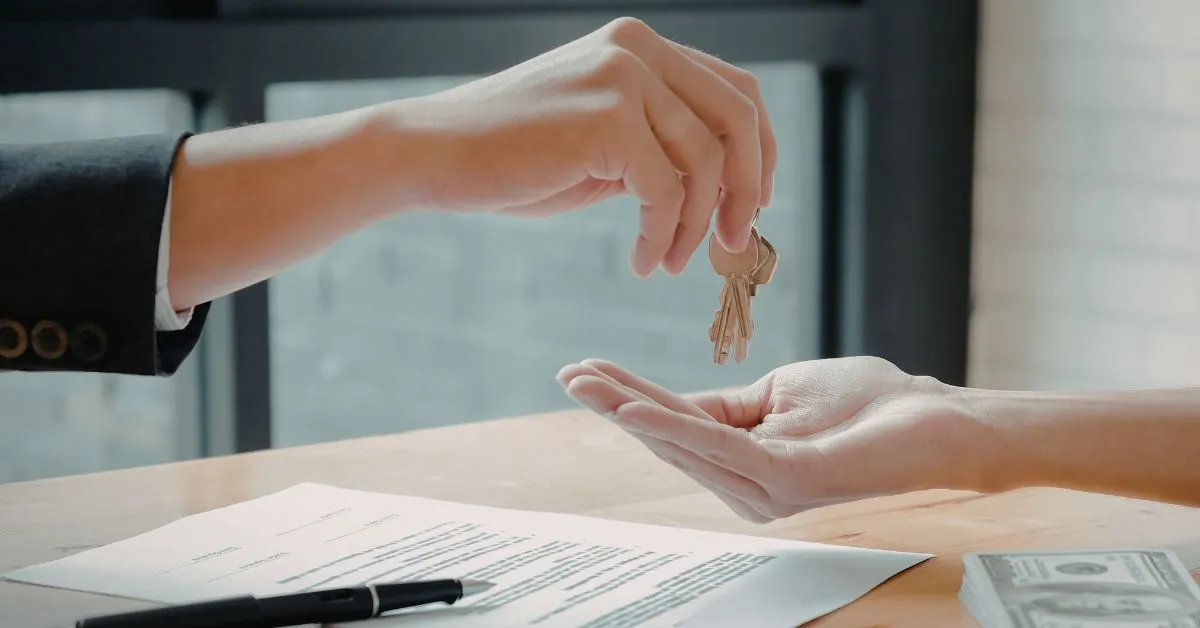 entrega de chaves representando doação em vida ou herança na transferência de bens