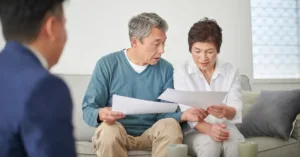 família analisando documentos com orientação jurídica para evitar litígios na partilha de bens