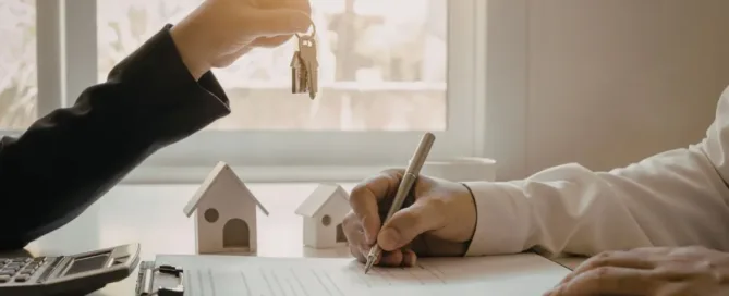 Entrega de chaves durante assinatura de contrato de locação, representando responsabilidades e obrigações do fiador.