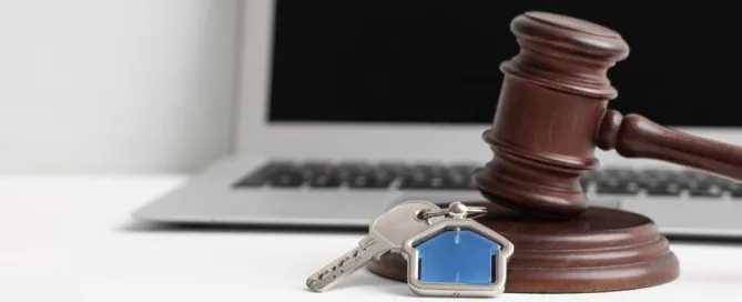 Martelo de leilão ao lado de chaves de imóvel, representando a compra de imóvel em leilão e a necessidade de análise documental antes do lance.