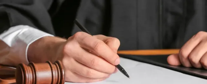 juiz assinando documento, representando inventário judicial obrigatório