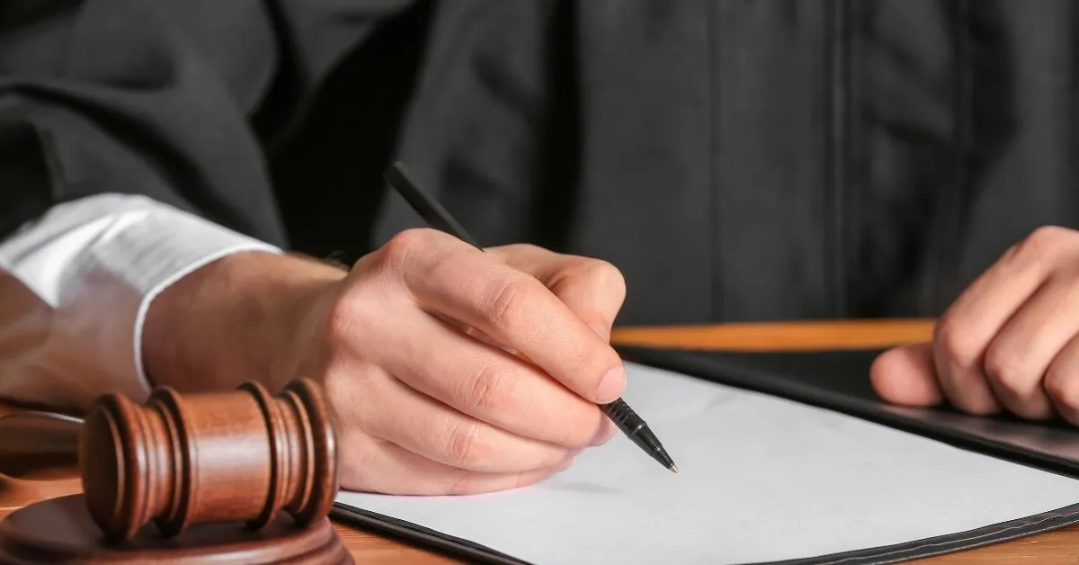 juiz assinando documento, representando inventário judicial obrigatório