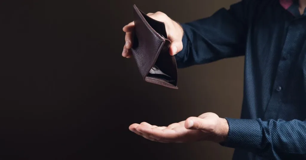 Carteira vazia simbolizando dificuldade financeira e pensão em caso de desemprego.