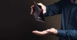 Carteira vazia simbolizando dificuldade financeira e pensão em caso de desemprego.