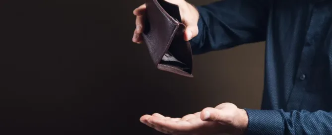 Carteira vazia simbolizando dificuldade financeira e pensão em caso de desemprego.