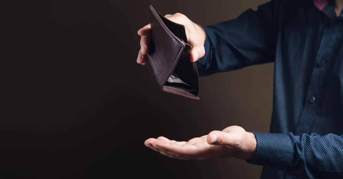 Carteira vazia simbolizando dificuldade financeira e pensão em caso de desemprego.