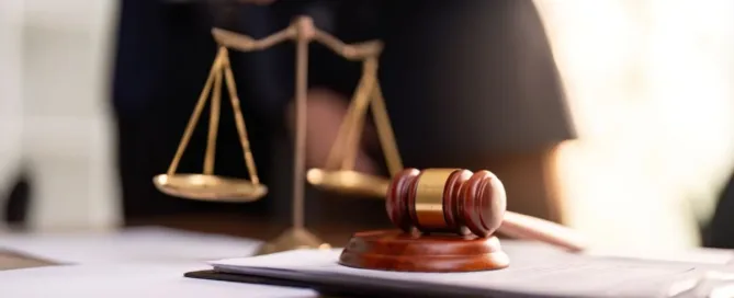 Responsabilidade civil objetiva representada por martelo do juiz e balança da justiça sobre mesa jurídica