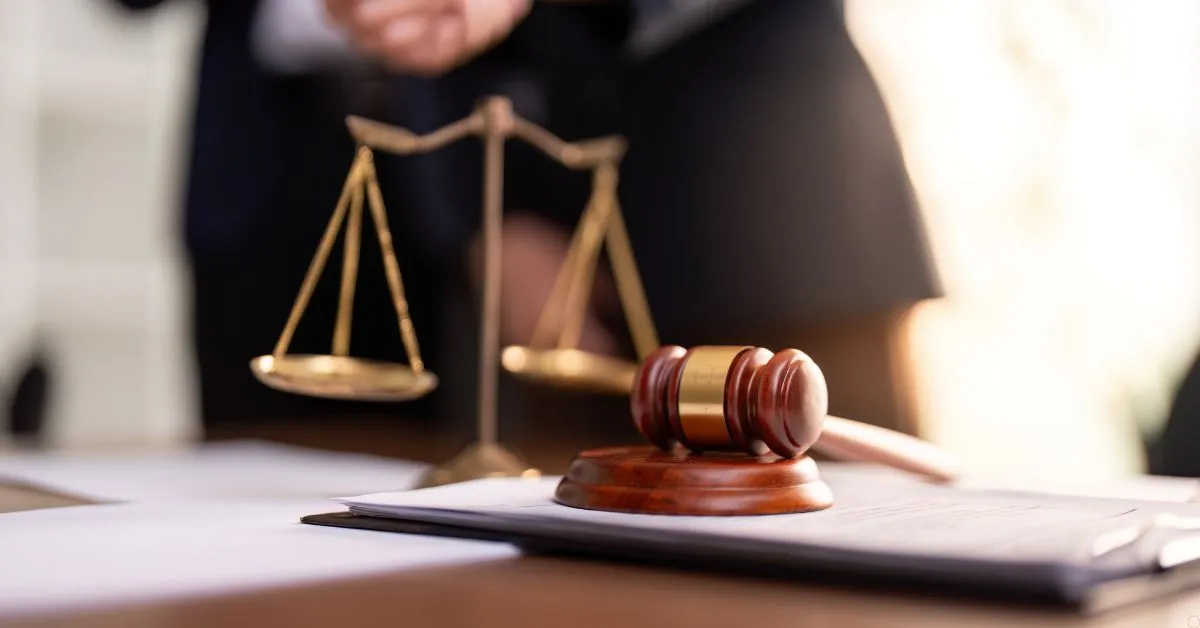 Responsabilidade civil objetiva representada por martelo do juiz e balança da justiça sobre mesa jurídica