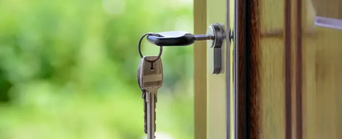 Chave deixada na fechadura de imóvel, simbolizando abandono do imóvel pelo inquilino e a necessidade de medidas legais pelo proprietário.