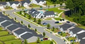 Condomínio residencial visto de cima, ilustrando loteamento urbano que pode apresentar irregularidades de registro e parcelamento do solo.