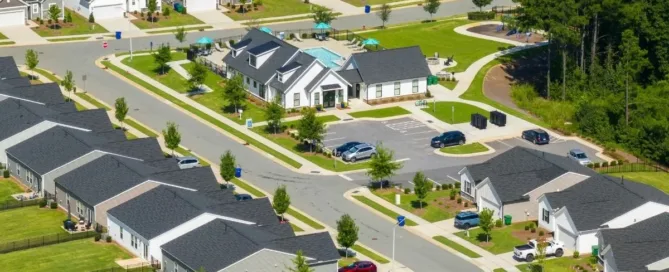 Condomínio residencial visto de cima, ilustrando loteamento urbano que pode apresentar irregularidades de registro e parcelamento do solo.