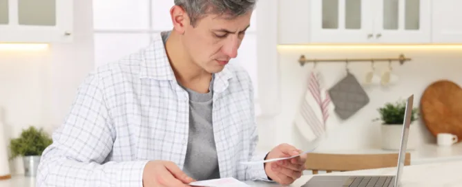 Consumidor analisando cobranças antigas e extratos para verificar se a dívida está prescrita