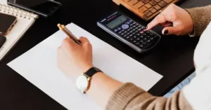 análise de dívidas do falecido com calculadora e documentos durante inventário