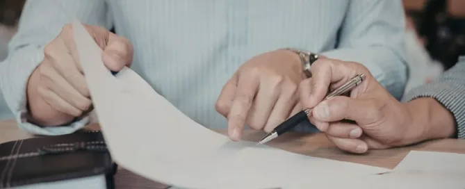herdeiros analisando documentos de imóvel para resolver partilha sem ação judicial