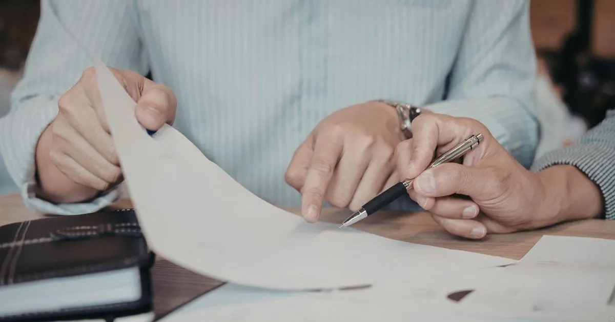 herdeiros analisando documentos de imóvel para resolver partilha sem ação judicial