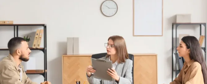 Mediação familiar com casal em conflito sendo orientado por mediadora em ambiente profissional e neutro