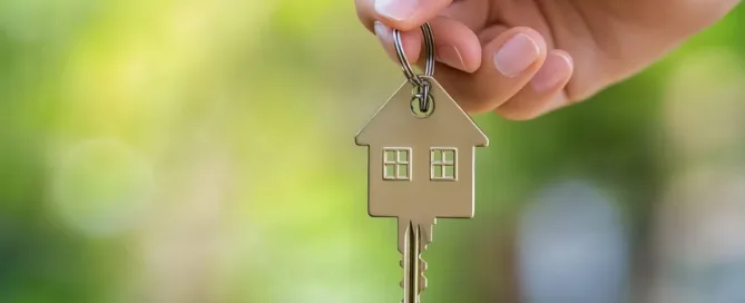 Chave de imóvel financiado representando a definição de quem fica no imóvel após a separação.