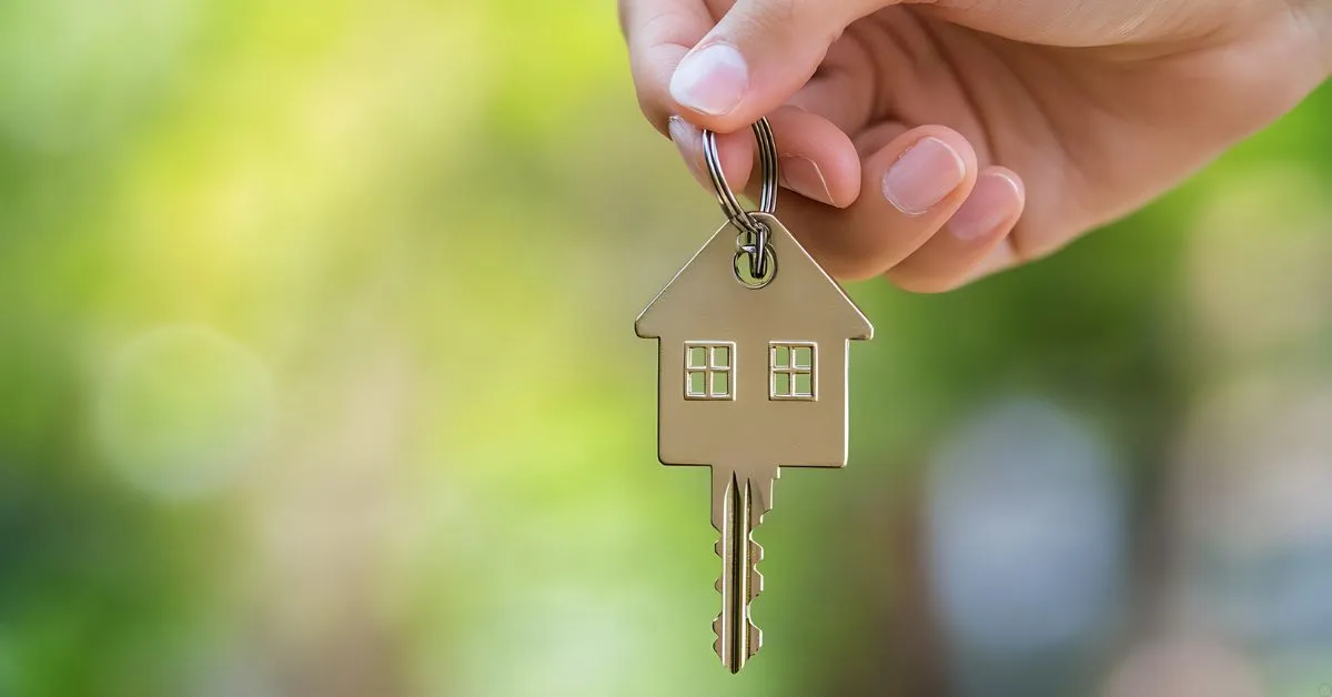 Imóvel financiado após a separação: quem permanece no bem. Chave de imóvel financiado representando a definição de quem fica no imóvel após a separação.