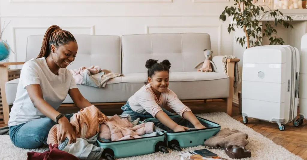 Mãe organizando mala de viagem com filha menor em casa antes de viagem nacional após separação dos pais