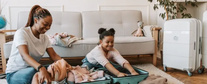 Mãe organizando mala de viagem com filha menor em casa antes de viagem nacional após separação dos pais