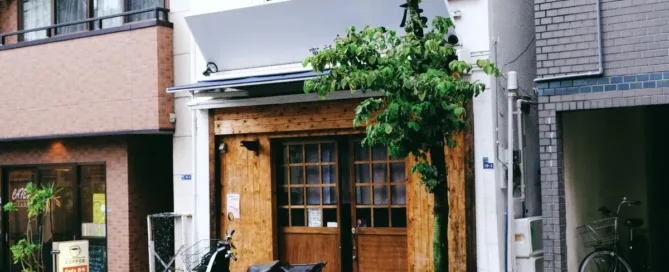 Fachada de imóvel comercial urbano representando contrato de locação comercial na diferença entre contrato de locação residencial e comercial