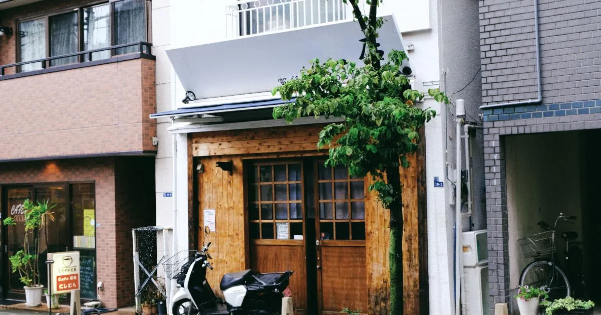 Fachada de imóvel comercial urbano representando contrato de locação comercial na diferença entre contrato de locação residencial e comercial