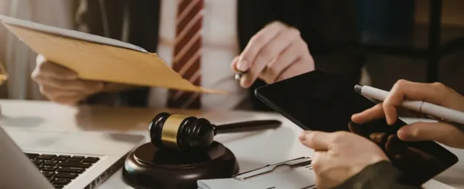 Balança da justiça e contrato representando indenização por falha na prestação de serviços