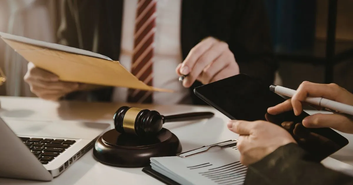 Balança da justiça e contrato representando indenização por falha na prestação de serviços