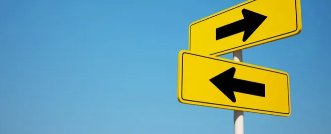 Herança e pensão por morte representadas por placas de direção opostas, ilustrando direitos diferentes após o falecimento