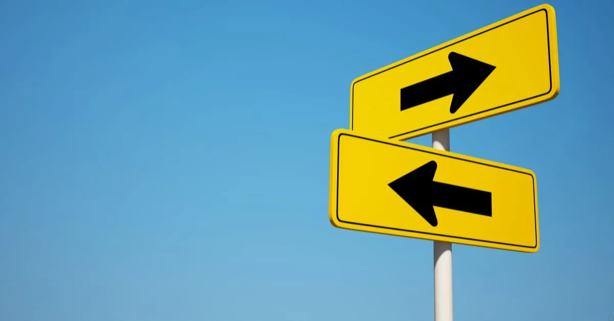 Herança e pensão por morte representadas por placas de direção opostas, ilustrando direitos diferentes após o falecimento