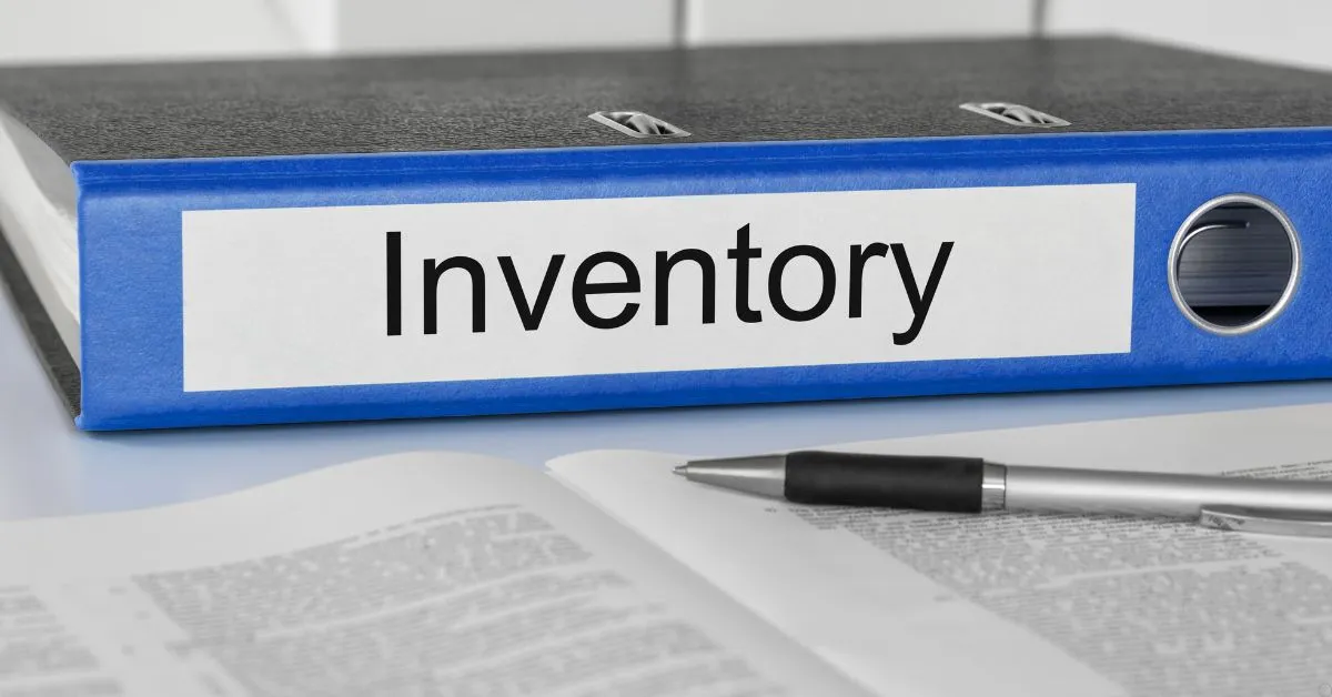 Pasta de inventário sobre mesa representando inventário sem bens e formalização de herança