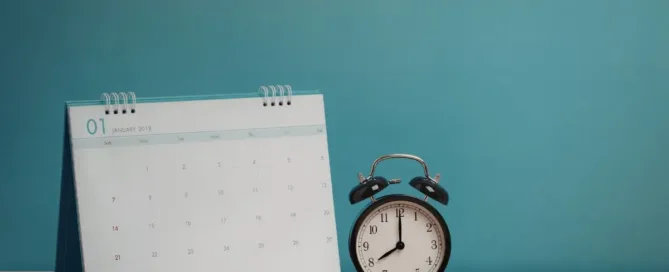 Calendário e relógio representando atraso na entrega de imóvel na planta