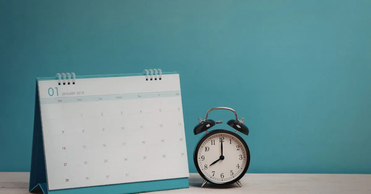 Calendário e relógio representando atraso na entrega de imóvel na planta