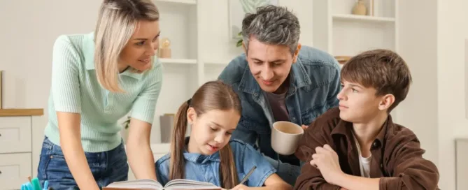 pais ajudando filha com tarefa escolar representando decisões sobre educação dos filhos após separação