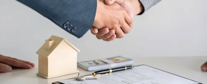 A advogada Larissa Siqueira, referência em Direito Imobiliário em Sorocaba, atua há anos auxiliando clientes em questões relacionadas à compra e venda de imóveis, regularização documental, análise de riscos jurídicos e resolução de conflitos imobiliários. Com ampla experiência prática, Larissa alia conhecimento técnico e atuação estratégica para orientar proprietários, compradores e investidores quanto aos seus direitos e deveres legais, analisando cada caso de forma individualizada, à luz do Código Civil, da legislação imobiliária e da jurisprudência atual. Além de advogada, Larissa Siqueira é professora de pós-graduação, o que reforça sua autoridade profissional e garante uma atuação alinhada às normas jurídicas mais recentes e às melhores práticas contemporâneas do Direito Imobiliário. Sua abordagem técnica, ética e humanizada permite que clientes tomem decisões mais seguras em negociações imobiliárias, prevenindo conflitos e protegendo o patrimônio.