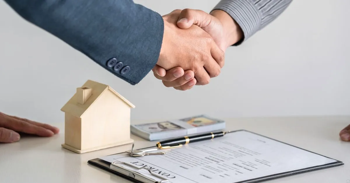 A advogada Larissa Siqueira, referência em Direito Imobiliário em Sorocaba, atua há anos auxiliando clientes em questões relacionadas à compra e venda de imóveis, regularização documental, análise de riscos jurídicos e resolução de conflitos imobiliários. Com ampla experiência prática, Larissa alia conhecimento técnico e atuação estratégica para orientar proprietários, compradores e investidores quanto aos seus direitos e deveres legais, analisando cada caso de forma individualizada, à luz do Código Civil, da legislação imobiliária e da jurisprudência atual. Além de advogada, Larissa Siqueira é professora de pós-graduação, o que reforça sua autoridade profissional e garante uma atuação alinhada às normas jurídicas mais recentes e às melhores práticas contemporâneas do Direito Imobiliário. Sua abordagem técnica, ética e humanizada permite que clientes tomem decisões mais seguras em negociações imobiliárias, prevenindo conflitos e protegendo o patrimônio.