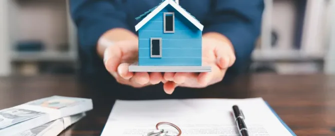 imóvel herdado gerando aluguel antes do inventário com documentos e chaves sobre a mesa