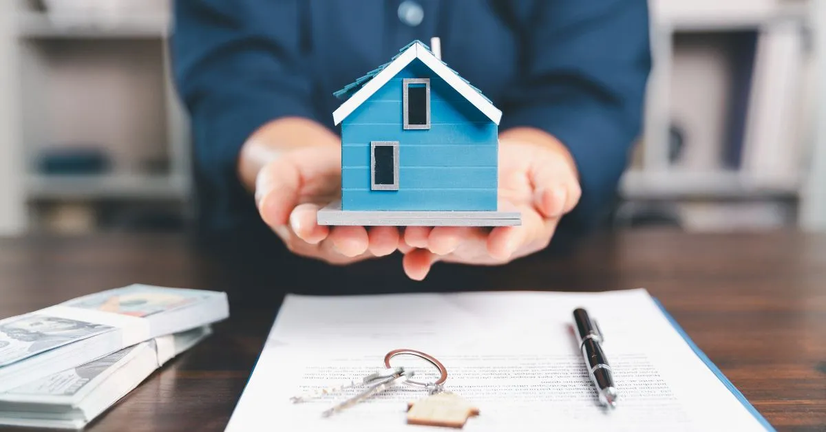 imóvel herdado gerando aluguel antes do inventário com documentos e chaves sobre a mesa