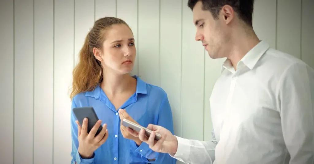 Pessoa cobrando dívida informal pelo celular sem contrato escrito em conversa entre duas pessoas