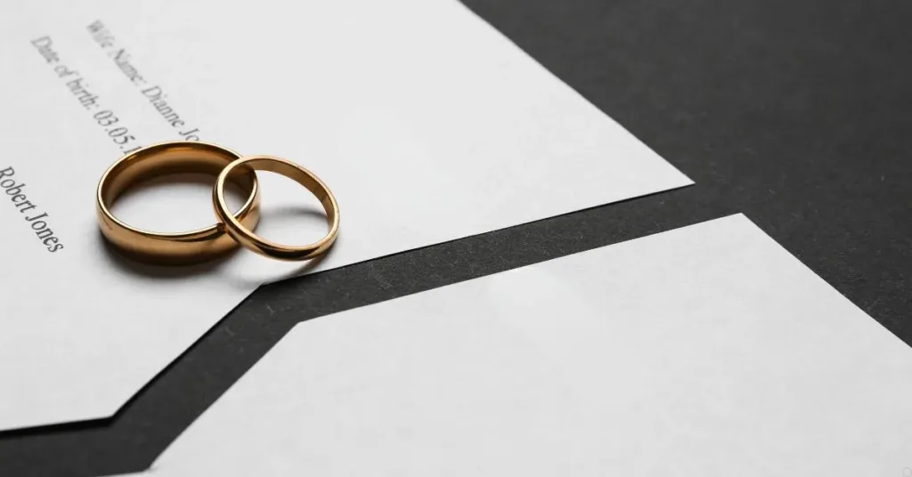 alianças sobre documento representando anulação de casamento e discussão judicial sobre validade da união