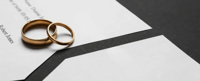 alianças sobre documento representando anulação de casamento e discussão judicial sobre validade da união