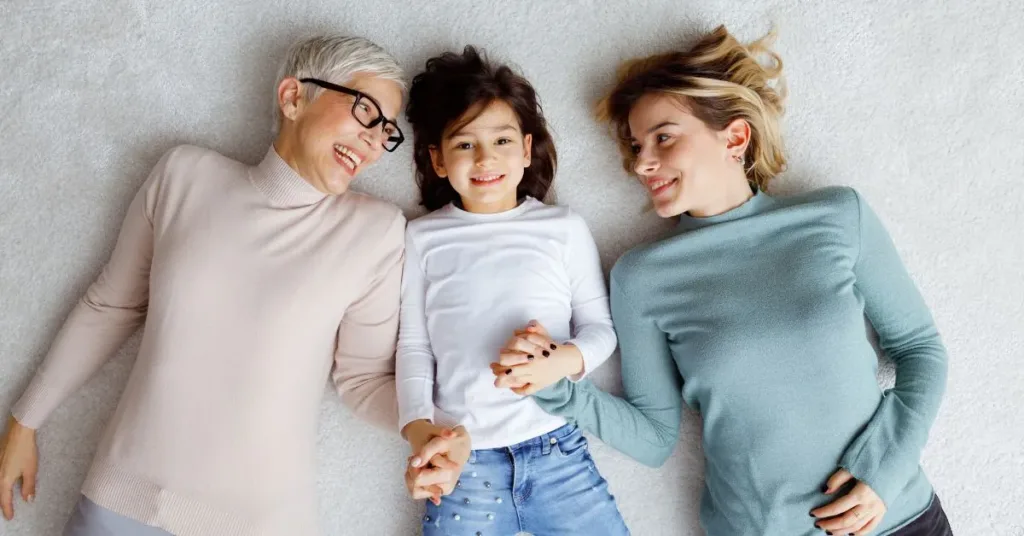 criança entre duas figuras maternas representando multiparentalidade e reconhecimento de mais de uma mãe no registro civil