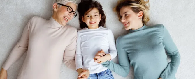 criança entre duas figuras maternas representando multiparentalidade e reconhecimento de mais de uma mãe no registro civil