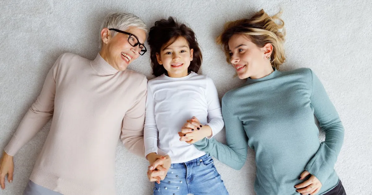 criança entre duas figuras maternas representando multiparentalidade e reconhecimento de mais de uma mãe no registro civil