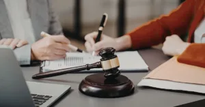 Martelo de juiz sobre mesa com documentos representando alvará judicial para levantar valores