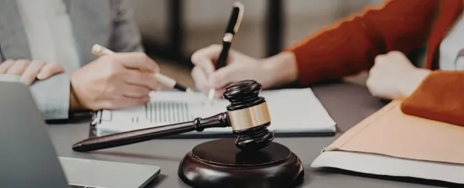Martelo de juiz sobre mesa com documentos representando alvará judicial para levantar valores