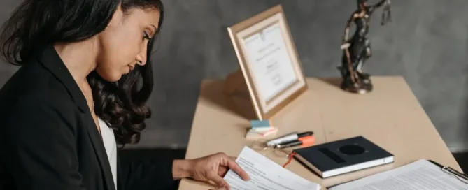 mulher assinando documento representando mudança de nome após o divórcio e decisão sobre manter ou retirar o sobrenome