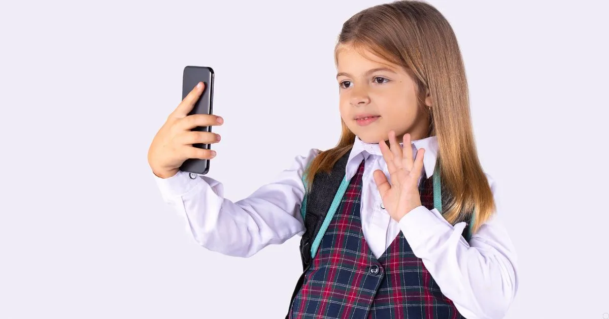 Criança usando celular para gravar conteúdo nas redes sociais representando alvará judicial para menores