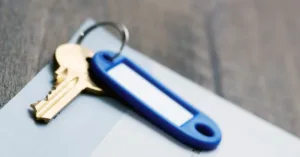 CChaves sobre documentos durante a análise da compra de imóvel ocupado