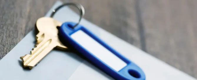 CChaves sobre documentos durante a análise da compra de imóvel ocupado